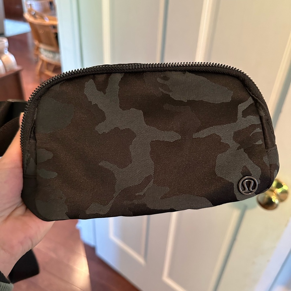 NWOT Lululemon Black Camo Belt Bag